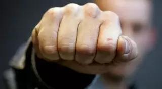 Ударил подростка в автобусе Алматы: мужчину задержали