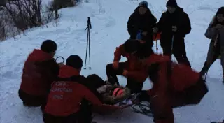 Алматинка ушла в горы в легких кроссовках и обморозила ноги