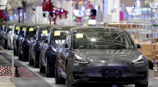 Автомобили Tesla заговорят с пешеходами