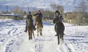 От заброшенного "Москвича" до скачек на жеребятах. Зимние забавы в 250 километрах от Алматы