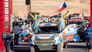 Казахстанский экипаж успешно финишировал на "Дакаре"