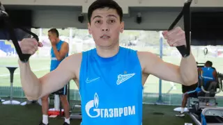 "По многочисленным просьбам". "Зенит" показал Исламхана болельщикам