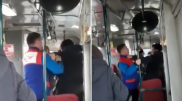 Драку кондуктора с пассажиром сняли на видео в Уральске