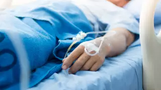 На парковке больницы в Актобе умер мужчина