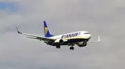 Дымящийся салон самолета Ryanair сняли на видео пассажиры