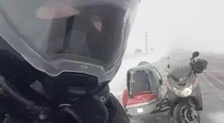 Байкер удивил актюбинцев, проехав сквозь буран на пути к далекой цели