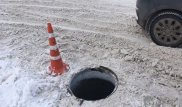 Снегоуборочные машины сдвигают крышки люков в Нур-Султане