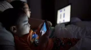 Назван способ отвлечь ребенка от гаджета перед сном