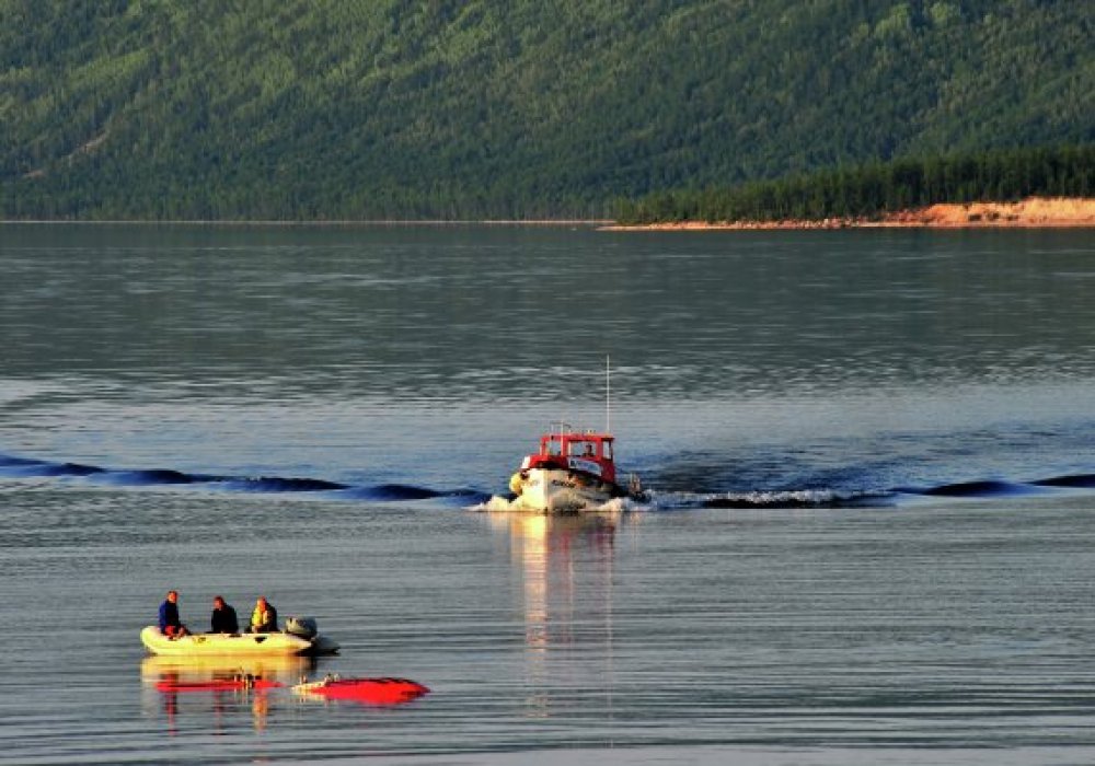 На дне глубочайшего озера на планете лежат 11 вагонов золота - СМИ