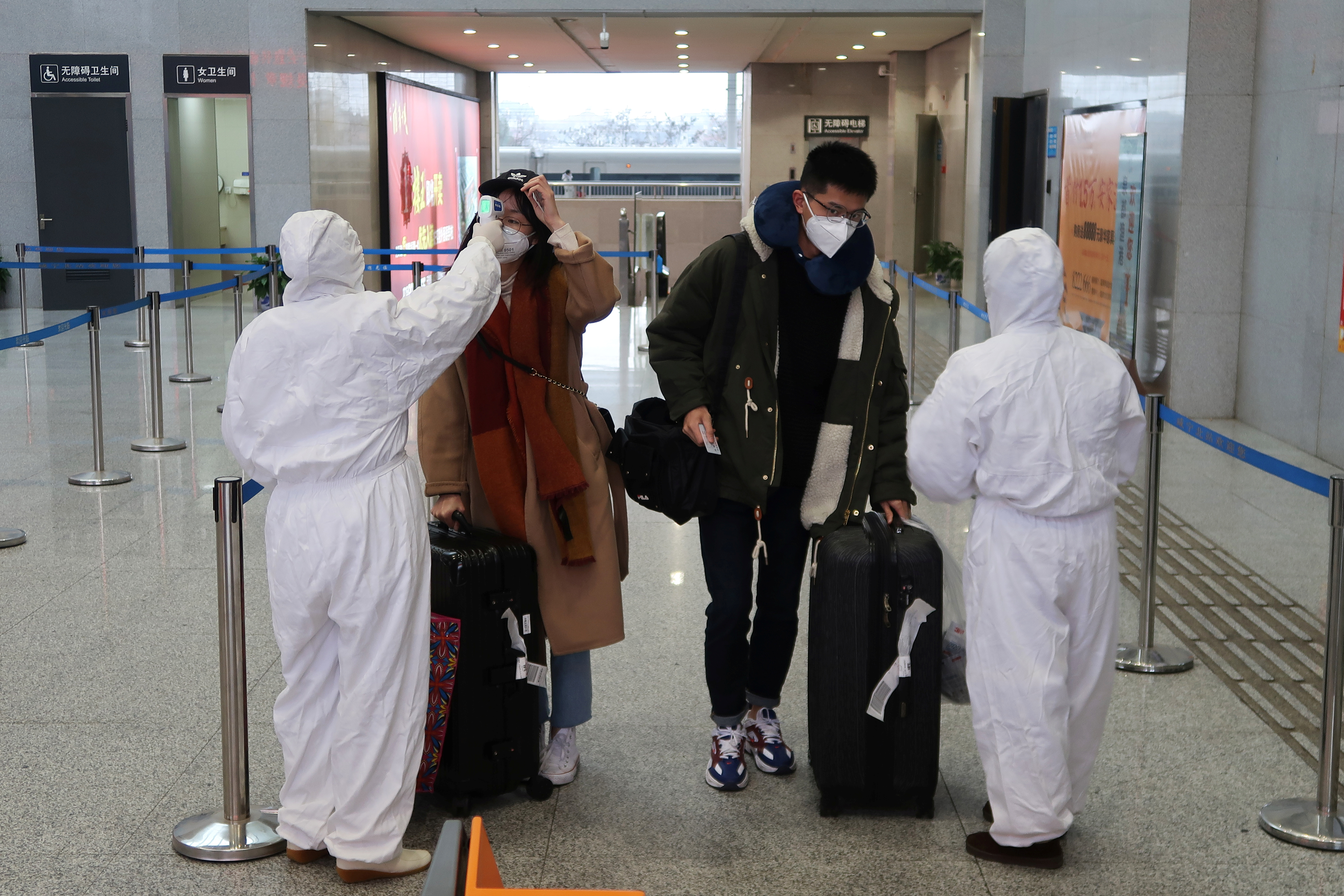 Заболевшим за рубежом. Китайцы в аэропорту. Туристы застряли в аэропорту. Карантин Китай аэропорт.