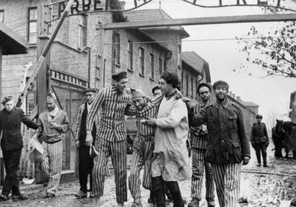 Холокост құрбандары. Польшада Освенцим лагері жабылған күн