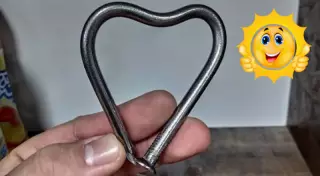 Силач-бариста дарит алматинцам сердечки из гвоздей