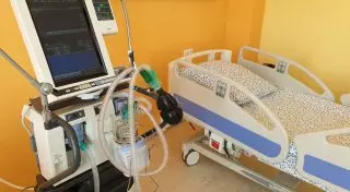 Фонд Булата Утемуратова подарил аппарат ИВЛ больнице в Шелеке