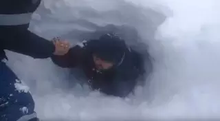 Қалың қар астынан табылған екі адамды құтқару сәті түсірілген видеоның мән-жайы анықталды