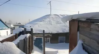 "Есікті аша алмай қалдық". Елордада қалың қар көмген жер үй тұрғындары мұңын шақты