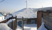 "Есікті аша алмай қалдық". Елордада қалың қар көмген жер үй тұрғындары мұңын шақты