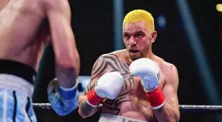 Боксер укусил соперника во время боя и заработал штраф