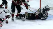 Футбольный прием в НХЛ: вратарь отразил шайбу "ударом скорпиона"