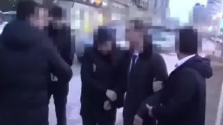 Задержание главного ветеринара Актау сняли на видео