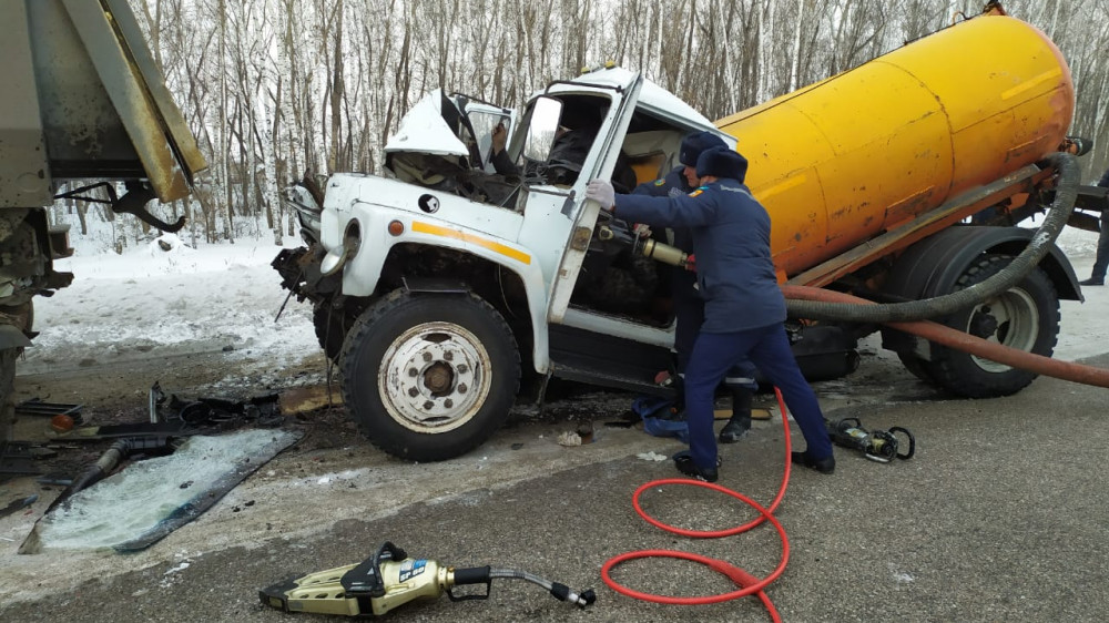 Водитель грузовика чудом выжил в страшном ДТП в СКО