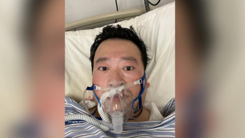 Врач Ли Вэньлян, заразившийся вирусом 2019-nCoV, лежит в кислродной маске. © CNN