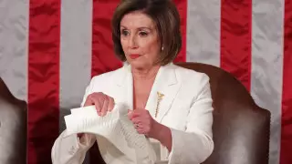 Американский политик публично разорвала бумаги с речью Трампа