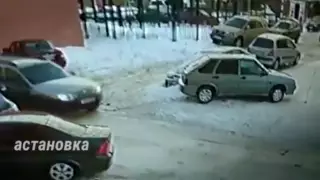 Катавшаяся на горке девочка попала под колеса авто в Нур-Султане