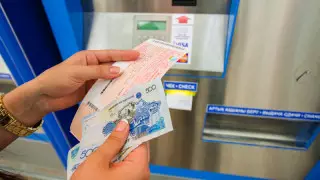 "Мы будто иностранное государство" - депутат об услугах на казахском языке