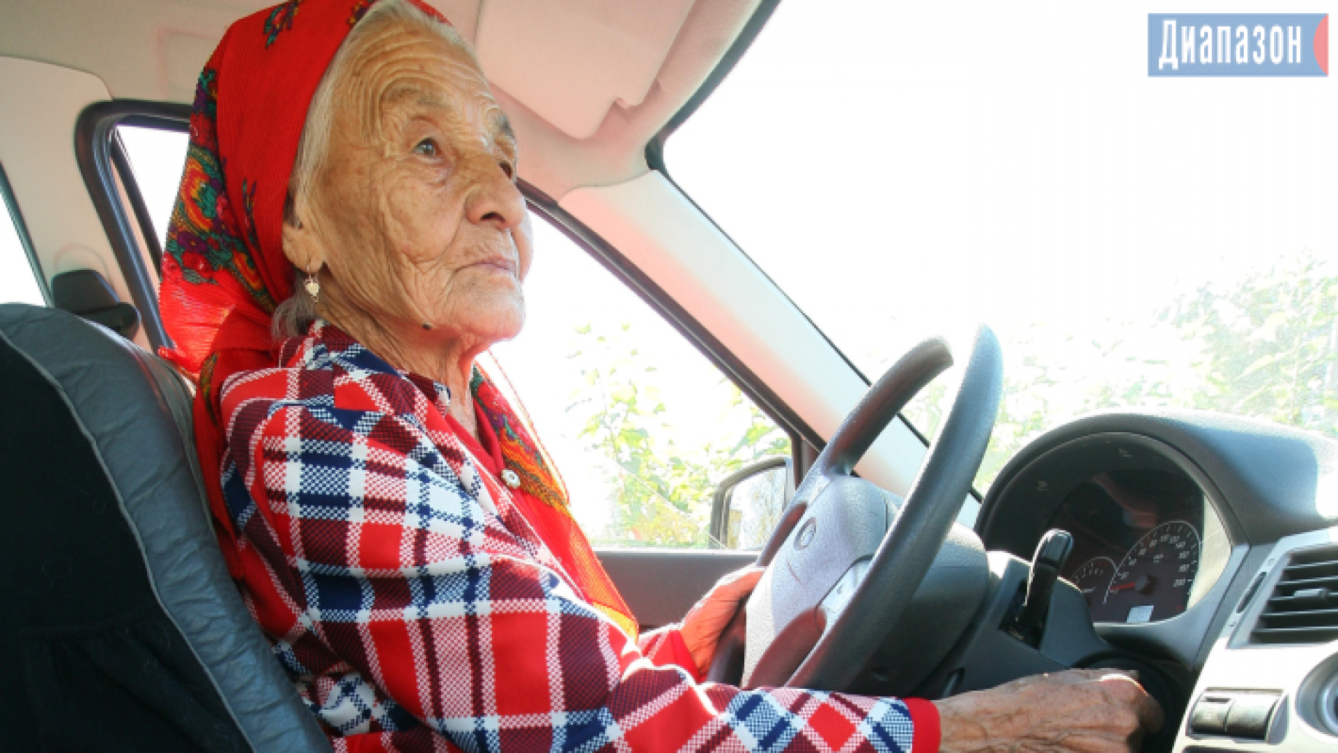 Grandma is driving. Бабушка за рулем. Бабушка водитель. Пожилая женщина за рулем. В машине к бабуле.