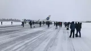 Самолет c 88 пассажирами сел "на брюхо" в Коми