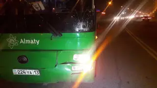 Автобус сбил двух пешеходов в Алматы