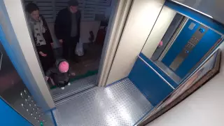 Реакцию людей на портрет Путина в лифте сняли на камеру