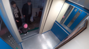 Реакцию людей на портрет Путина в лифте сняли на камеру
