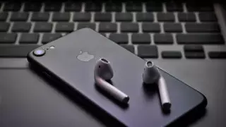Apple создает недорогие AirPods