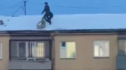 Полицейские сняли с крыши многоэтажки голого мужчину в Караганде