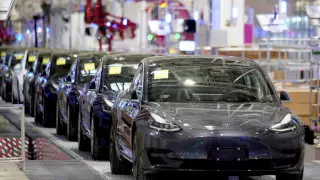 Tesla отзывает 15 тысяч внедорожников из-за возможных проблем с рулем