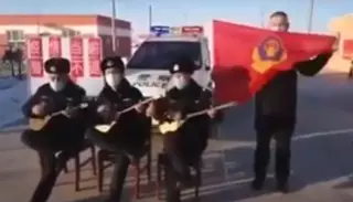 "Аузымыздан тастамайық масканы". Қытайдағы қазақ полицейлері ән салды