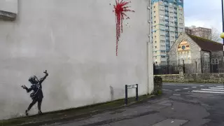 Вандалы испортили новое граффити Бэнкси в Бристоле