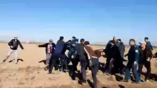 На юге Узбекистана жители напали на чиновников с палками и топорами