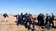 На юге Узбекистана жители напали на чиновников с палками и топорами