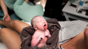"В первый же час показал язык маме". 20 снимков с конкурса Birth Photography Competition