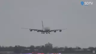 Жесткую посадку самолета во время шторма сняли на видео в Лондоне