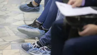 Бизнес на бахилах и прогулах организовали в медколледже Актау - СМИ