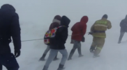 Связанных людей, бредущих через буран, сняли на видео в Акмолинской области