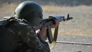 Сколько весят 30 автоматов Калашникова и 27 пистолетов Макарова