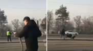 Мужчину в форме полицейского уронили на землю в Алматы