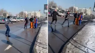 Драка таксиста с пассажиром возле "Сайрана" попала на видео в Алматы