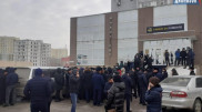 Сотни актюбинцев собрались около офиса ломбарда "Гарант 24"