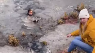 Мать троих детей прыгнула в ледяной пруд ради спасения собаки