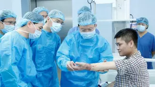 Медики впервые в истории пересадили руку от живого донора